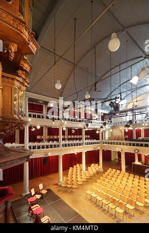 Vue du balcon vers l'arrière de l'auditorium. De Rode Beveilig Cultural Centre, Amsterdam, Pays-Bas. Architecte : Inconnu, 1630. Banque D'Images