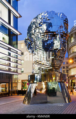 Statue Franz Kafka de David Cerny, complexe polyfonctionnel Quadrio (2013-14, architectes Cigler Marani), Narodni trida, Prague, République tchèque Banque D'Images