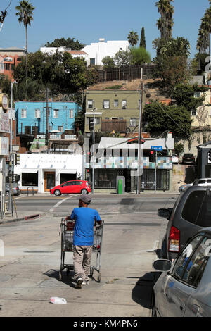 Man pushing panier rempli de bouteilles vides qu'il a recueilli près de Sunset Blvd Echo Park Los Angeles California US USA KATHY DEWITT Banque D'Images