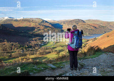 Walker La capture d'une photo de Penrith et une gamme de Helvellyn enneigés les pentes inférieures de l'endroit est tombé près de Boredale Hause, Lake District, Cumbr Banque D'Images