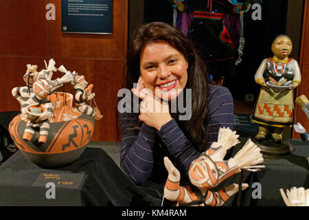 Kathleen Wall du Pueblo Jemez fait conteur dolls, qu'elle vend au National Museum of the American Indian Art autochtone annuelle du marché. Banque D'Images