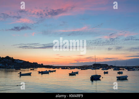 Coucher de soleil sur le port Hugh Town, St Marys Penzance, Cornwall, UK Banque D'Images