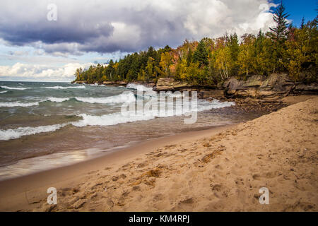 Pictured Rocks National Lakeshore. La côte sauvage et sauvage du lac Supérieur le long de la Pictured Rocks National Lakeshore, dans le Michigan. Banque D'Images