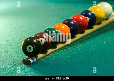 Photo horizontale d'une table de billard avec les boules disposées en ordre aléatoire Banque D'Images