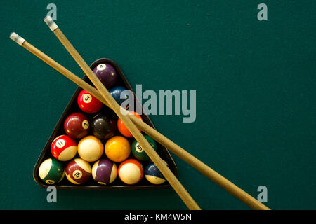 Photo horizontale d'une table de billard, des boules et stick Vue de dessus Banque D'Images