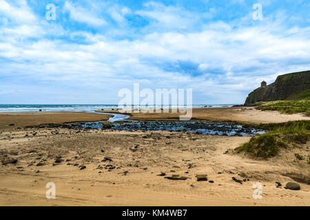 Irlande du Nord : plage, mer et océan paysage avec Temple Mussenden en haut de la colline sur le littoral de l'Océan Atlantique de l'Irlande du Nord. Banque D'Images