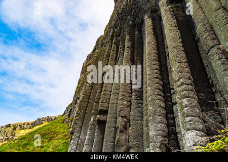 Irlande du Nord : Vue de côté de l'imbrication des colonnes de basalte géologique, le résultat d'une ancienne éruption volcanique, à des géants de l'Atlant Banque D'Images