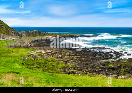 Irlande du Nord : Vue vers l'imbrication geologic colonnes de basalte, les résultats d'une ancienne éruption volcanique, à la Giant's Causeway nature reser Banque D'Images