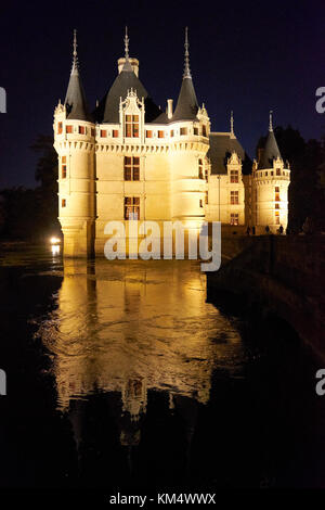 Le château d'Azay le Rideau s'illumine la nuit dans la vallée de la Loire en France. Banque D'Images