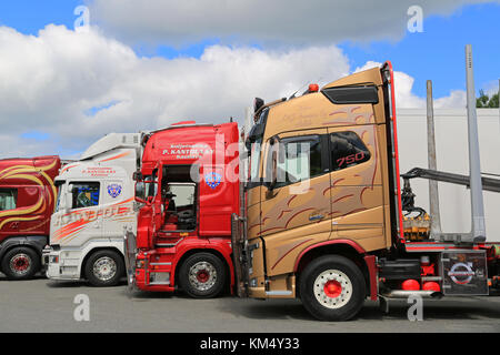 Hameenlinna, Finlande - le 11 juillet 2015 : gamme de camions Scania et Volvo colorés à tawastia week-end 2015 camion. Banque D'Images