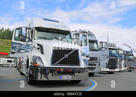 Hameenlinna, Finlande - le 11 juillet 2015 : blanc volvo vnl 64t 670 année 2004 camion sur l'affichage à l'tawastia week-end 2015 camion. Banque D'Images