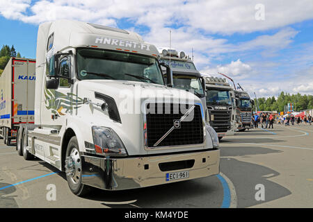 Hameenlinna, Finlande - le 11 juillet 2015 : blanc volvo vnl 64t 670 année 2004 camion sur l'affichage à l'tawastia week-end 2015 camion. Banque D'Images