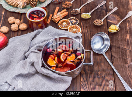 Vin chaud dans une casserole et le fer avec cuillères ingrédients pour la préparation de boissons alcoolisées, vue du dessus Banque D'Images