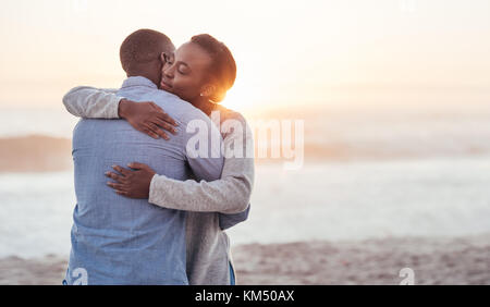 Content young African couple hugging at the beach Banque D'Images