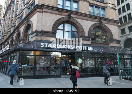Grand Café Starbucks à Astor Place à Greenwich Village par l'Université de New York à Manhattan, New York. Banque D'Images