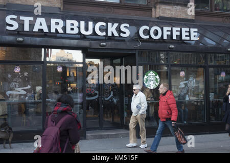 Grand Café Starbucks à Astor Place à Greenwich Village par l'Université de New York à Manhattan, New York. Banque D'Images