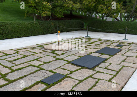 Les tombes de John F Kennedy et Jackie Kennedy à la tombe du Président John F. Kennedy, le Cimetière National d'Arlington, Virginia, United States. Banque D'Images