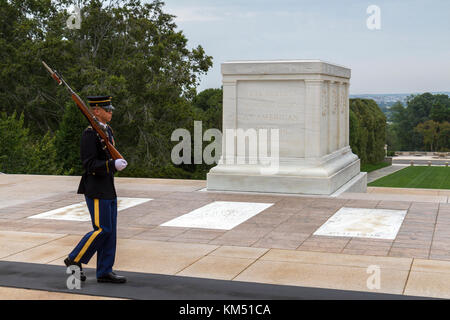 Une marche de la garde devant le tombeau de l'inconnu, le Cimetière National d'Arlington, Virginia, USA. Banque D'Images