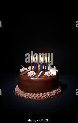 Gâteau d'anniversaire chockolate avec bougies sur fond noir libre Banque D'Images