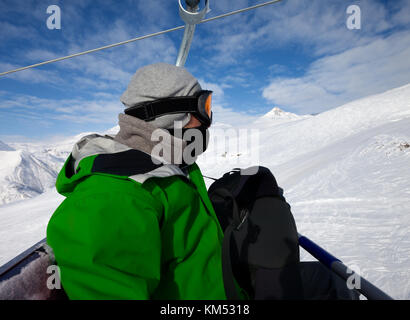 Close-up de skieurs sur le câble location et pistes de ski de neige à froide journée d'hiver. Montagnes du Caucase, la Géorgie, la région Gudauri. Banque D'Images