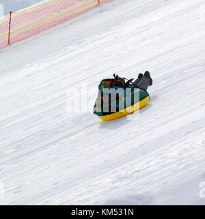 Snow Tubing sur station de ski de sun jour froid de l'hiver neige montagnes Banque D'Images