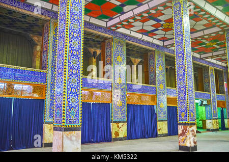 Yazd, Iran - le 17 octobre 2017 : femmes richement décorées d'hazayer saide mosquée avec des murs carrelés et des colonnes, le 17 octobre à Yazd Banque D'Images