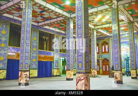 Yazd, Iran - le 17 octobre 2017 : côté femelle de la mosquée hazayer dispose de belle décoration avec des carreaux et des vitraux au plafond, le 17 octobre Banque D'Images