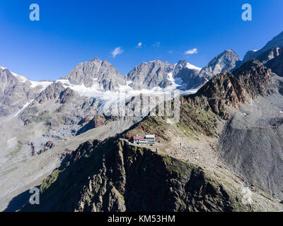 Refuge Marinelli bombardieri - Alpes italiennes, photo aérienne Banque D'Images