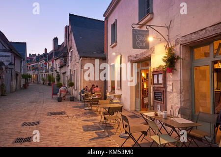 Un restaurant avec des tables à l'extérieur au crépuscule dans Azay le Rideau dans la vallée de la Loire France. Banque D'Images
