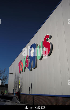 Toys R Us Nom du magasin couleur logo sur un entrepôt d'argent avec ciel bleu à Southampton en Angleterre. Banque D'Images