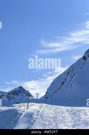 Téléski au glacier de Hintertux dans tux alpes en Autriche au coucher du soleil Banque D'Images