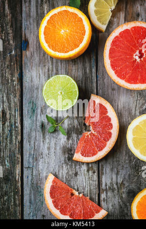 Ensemble de meubles agrumes citron, lime, orange, pamplemousse à la menthe sur fond de bois. vue d'en haut. Banque D'Images