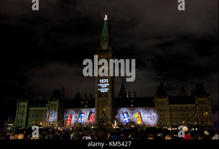 Northern Lights spectacle son et lumière illuminer l'édifice du centre des édifices du Parlement du Canada dans le cadre du 150e anniversaire du Canada. Banque D'Images