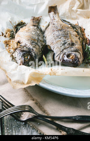 Poisson grillé de remorquage dorado au romarin servi sur du papier sulfurisé. voir la série Banque D'Images