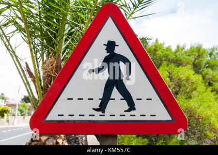 Triangle de signalisation avec l'homme en marche schéma hat, piéton passage clouté à venir. Madeira, Portugal Banque D'Images