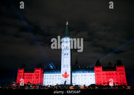 Northern Lights spectacle son et lumière illuminer l'édifice du centre des édifices du Parlement du Canada dans le cadre du 150e anniversaire du Canada. Banque D'Images