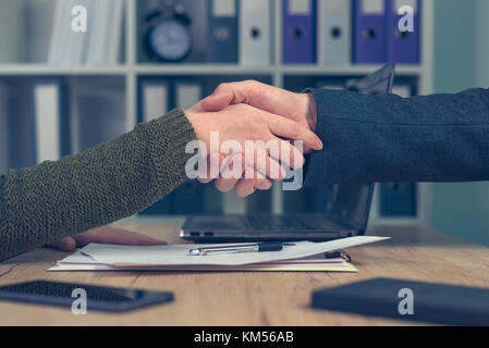 L'homme et la femme se serrer la main au cours d'une entente commerciale. start up femme entrepreneur faisant affaires à l'amiable avec de grandes sociétés société Banque D'Images