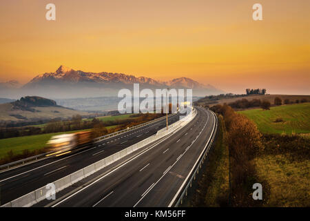 L'autoroute avec un camion sous Hautes Tatras en Slovaquie Banque D'Images