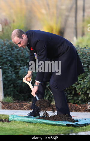 Le duc de Cambridge plante un cerisier dans le jardin commémoratif de la police métropolitaine pour commémorer sa visite où il a assisté à la parade du Metropolitan police Service, pour marquer la remise des diplômes de 182 nouvelles recrues de l'Académie de police du met à Hendon. Avec la participation des artistes : Duke of Cambridge, Prince William où : Londres, Royaume-Uni quand : 03 nov. 2017 crédit : John Rainford/WENN.com Banque D'Images