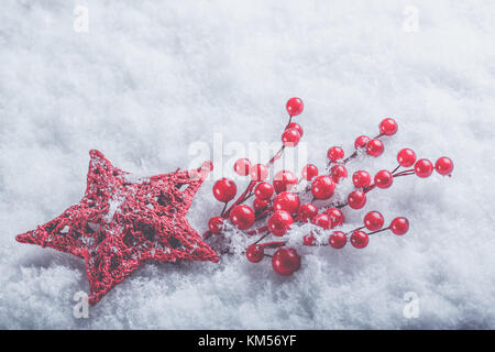 Belle coeur rouge vintage romantique avec des baies de gui sur un arrière-plan blanc neige de noël., l'amour et st. valentines day concept. Banque D'Images