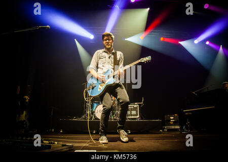 Le chanteur-compositeur-compositeur-musicien allemand Joris Buchholz est plus connu sous le nom de Joris et il y a un concert au festival de musique allemand Traumzeit Festival 2015 à Duisburg. Ici, le membre du groupe Wolfgang Morenz à la guitare est un spectacle de musique live sur scène. Allemagne, 20/06 2015. Banque D'Images