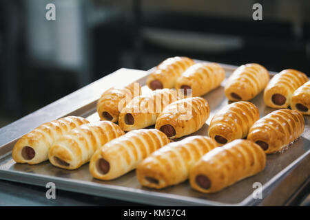 Les saucisses en pâte dans un bac Banque D'Images