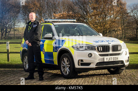 Pc Martin Willis, qui s'accrochaient à l'écrasement d'un van pour l'empêcher de tomber d'un pont, vendredi matin, lors d'un appel à la presse la Police du West Yorkshire Carr Centre des opérations de la porte près de Wakefield. Banque D'Images