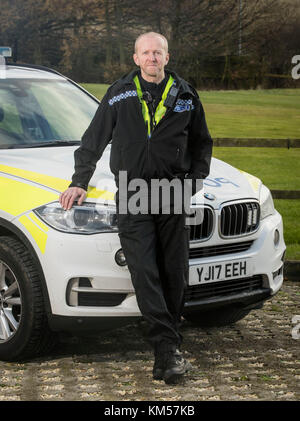 Pc Martin Willis, qui s'accrochaient à l'écrasement d'un van pour l'empêcher de tomber d'un pont, vendredi matin, lors d'un appel à la presse la Police du West Yorkshire Carr Centre des opérations de la porte près de Wakefield. Banque D'Images