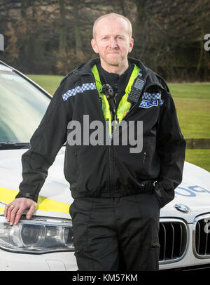 Pc Martin Willis, qui s'accrochaient à l'écrasement d'un van pour l'empêcher de tomber d'un pont, vendredi matin, lors d'un appel à la presse la Police du West Yorkshire Carr Centre des opérations de la porte près de Wakefield. Banque D'Images