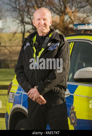 Pc Martin Willis, qui s'accrochaient à l'écrasement d'un van pour l'empêcher de tomber d'un pont, vendredi matin, lors d'un appel à la presse la Police du West Yorkshire Carr Centre des opérations de la porte près de Wakefield. Banque D'Images