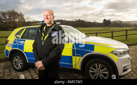 Pc Martin Willis, qui s'accrochaient à l'écrasement d'un van pour l'empêcher de tomber d'un pont, vendredi matin, lors d'un appel à la presse la Police du West Yorkshire Carr Centre des opérations de la porte près de Wakefield. Banque D'Images