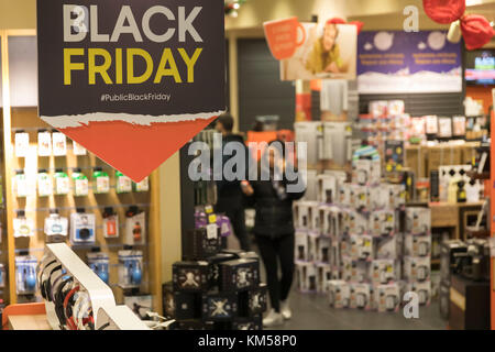 Thessalonique, Grèce - 24 novembre, 2017. Les gens magasinent à l'intérieur d'un grand magasin pendant le Black Friday shopping, au nord de la ville antique de Thes Banque D'Images