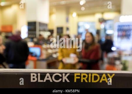 Thessalonique, Grèce - 24 novembre, 2017. Les gens magasinent à l'intérieur d'un grand magasin pendant le Black Friday shopping, au nord de la ville antique de Thes Banque D'Images