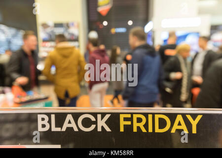 Thessalonique, Grèce - 24 novembre, 2017. Les gens magasinent à l'intérieur d'un grand magasin pendant le Black Friday shopping, au nord de la ville antique de Thes Banque D'Images